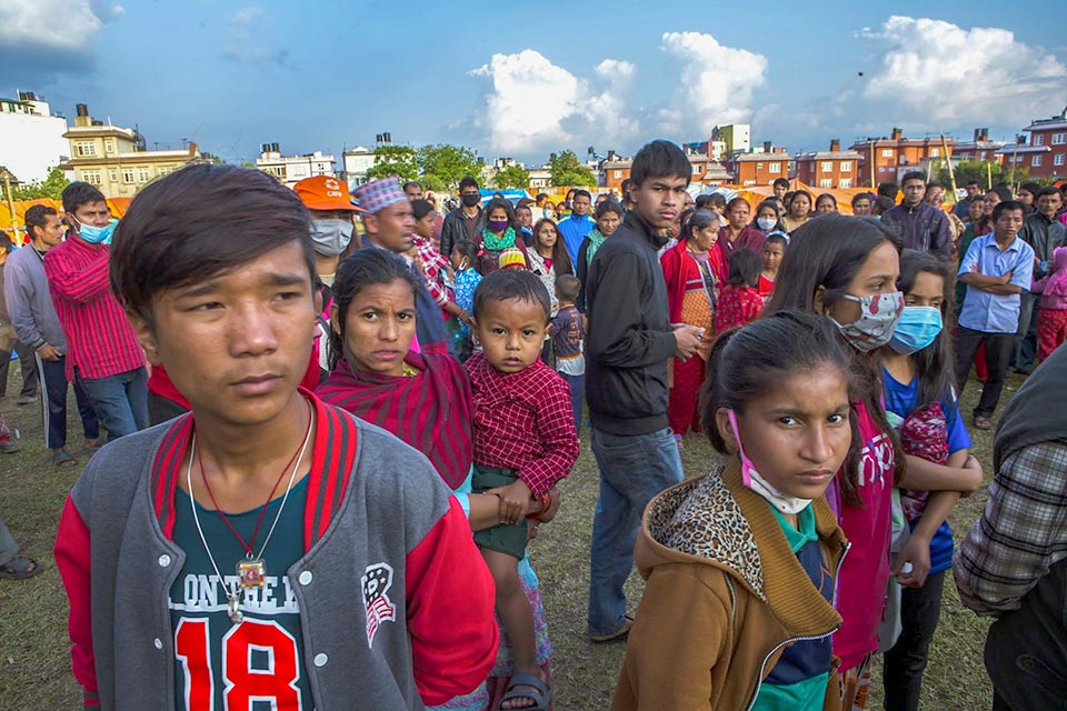 Nepal earthquake survivors wait in the city