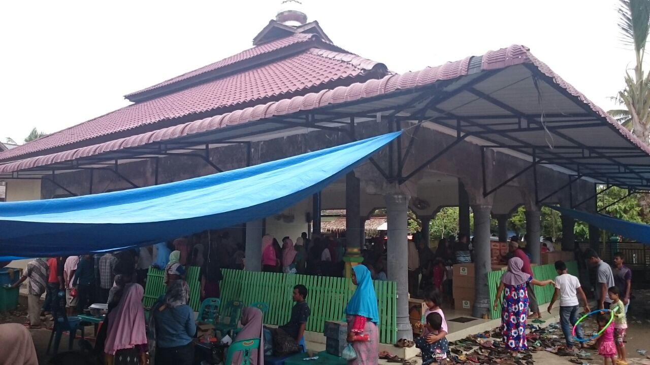 Des personnes déplacées en Aceh, Indonésie suite à un séisme