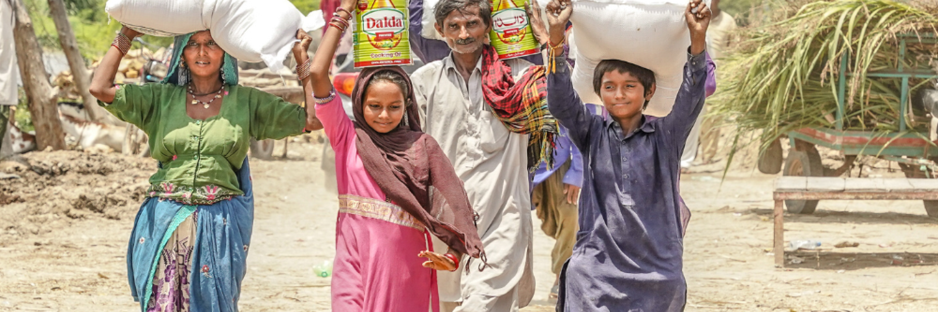 Une famille reçoit des denrées au Pakistan