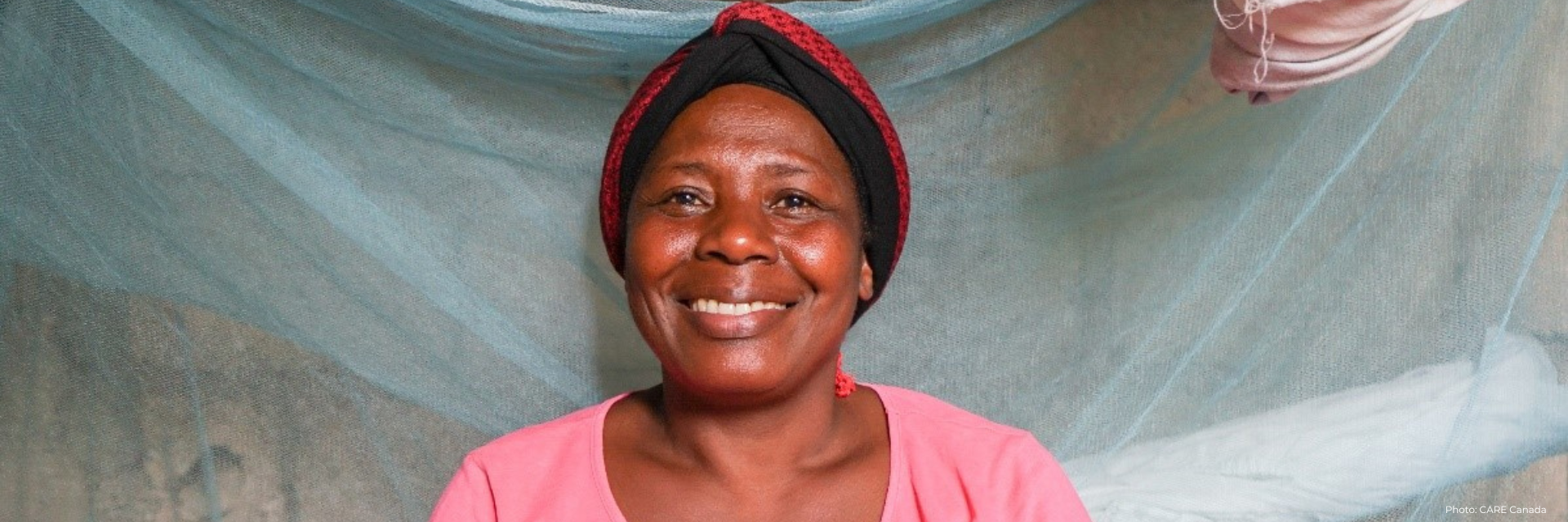 Femme souriante face camera