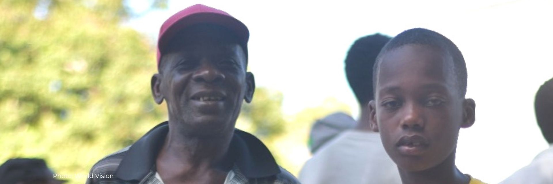 Joel et son fils avec leur trousses.