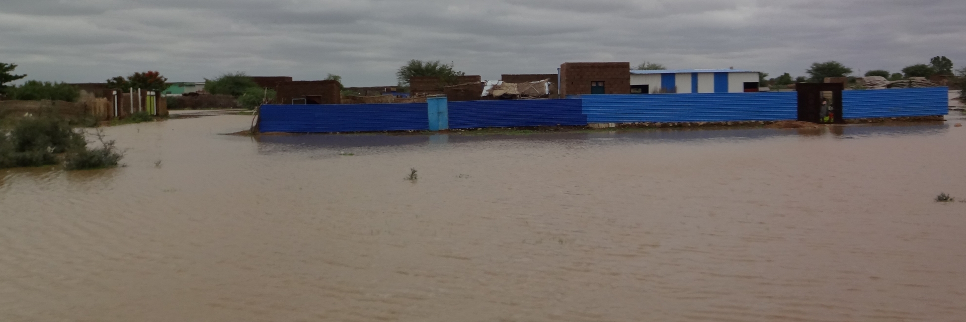 Une école dans l'eau suivant des inondations au Soudan