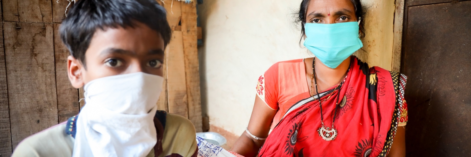 Mère indienne avec son fils, les deux avec masques