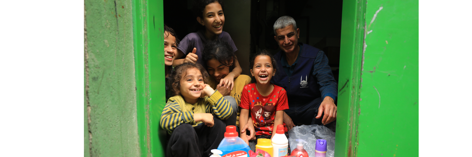 Les enfants rient. De nouveaux produits d'hygiène sont visibles au premier plan.
