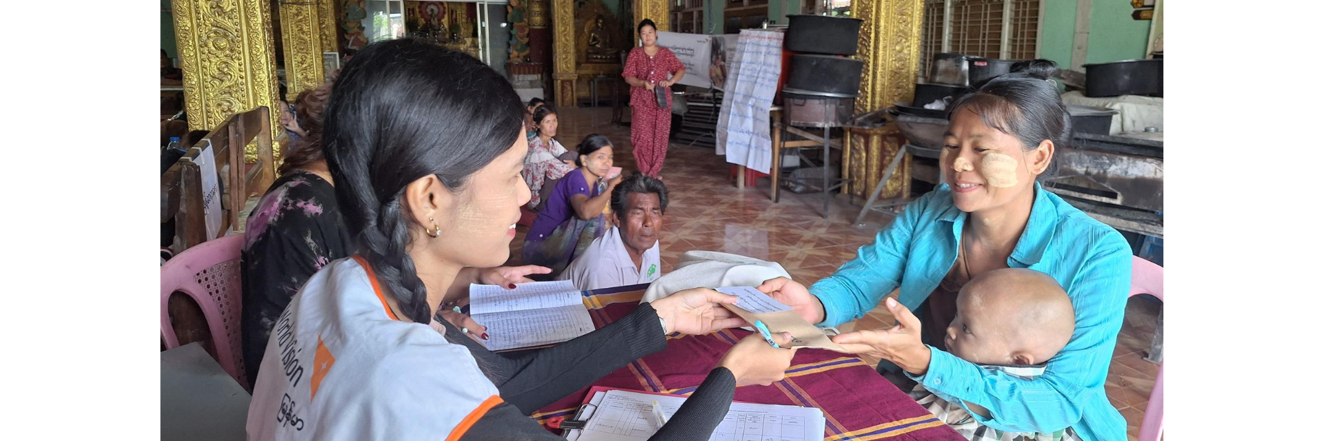 World Vision apporte une aide financière d'urgence aux familles touchées par le séisme à Mandalay, afin de les aider à subvenir à leurs besoins urgents, tels que l'alimentation, les frais médicaux et la réparation de leur logement.