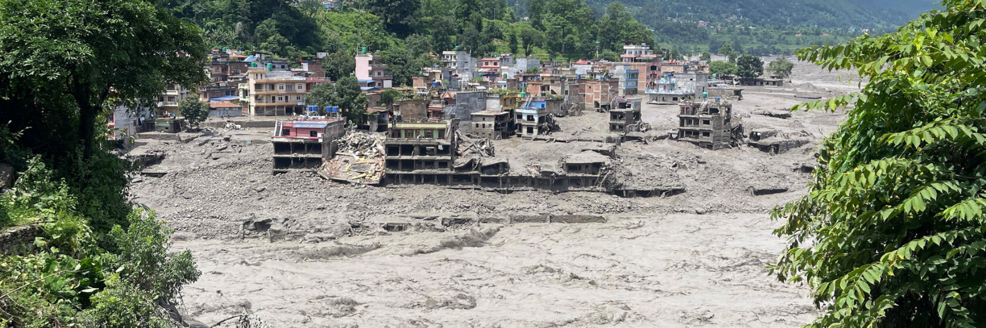 Des immeubles de plusieurs étages qui ont été détruits par les inondations au Népal
