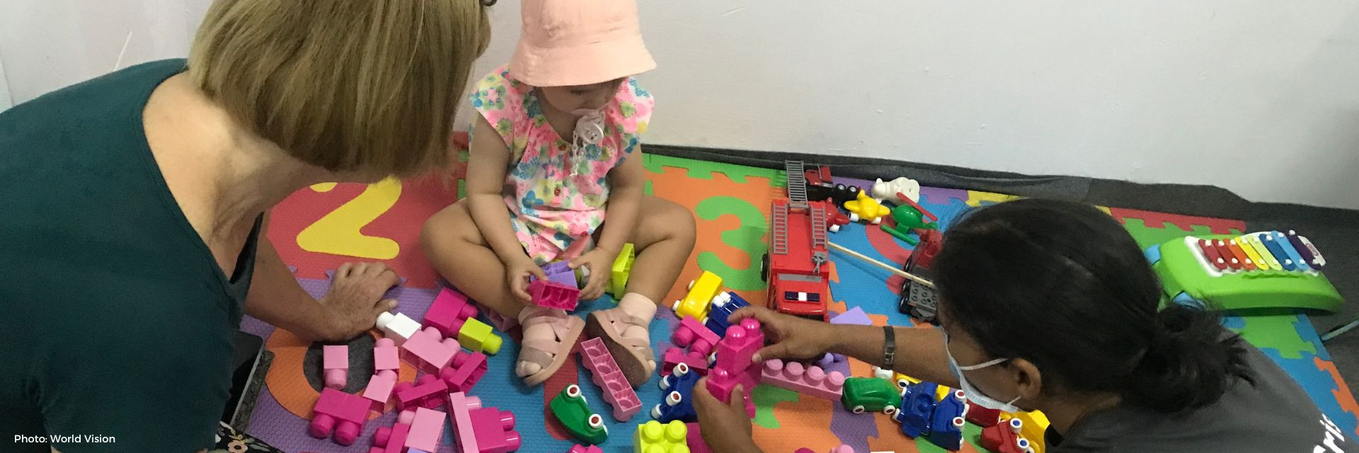 Deux femmes jouent avec une jeune enfant à Bucharest