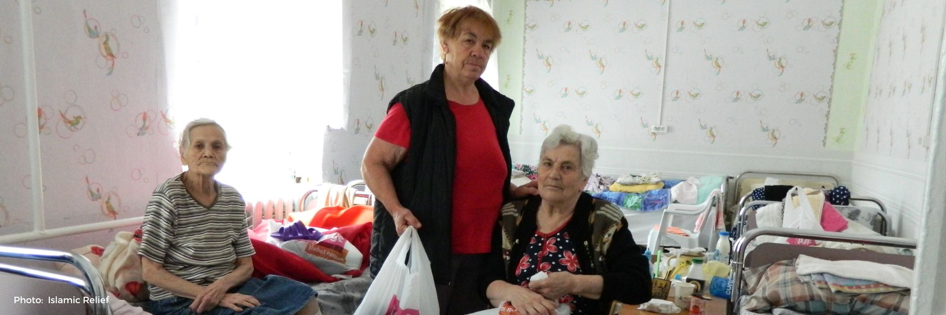 Trois femmes dans une chambre de dortoire en Moldavie