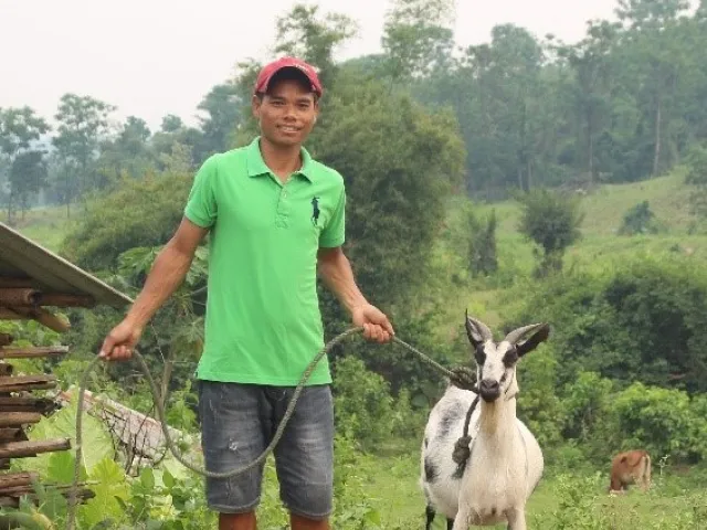 Un homme vietnamien avec sa chèvre