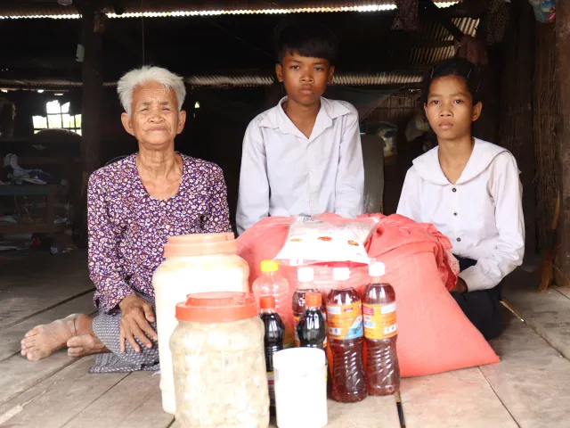 Chat Run reçoit de l'aide pour s'occuper de ses petits-enfants après des inondations