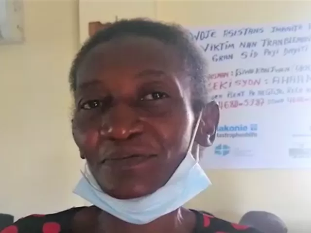 Femme haitienne face camera