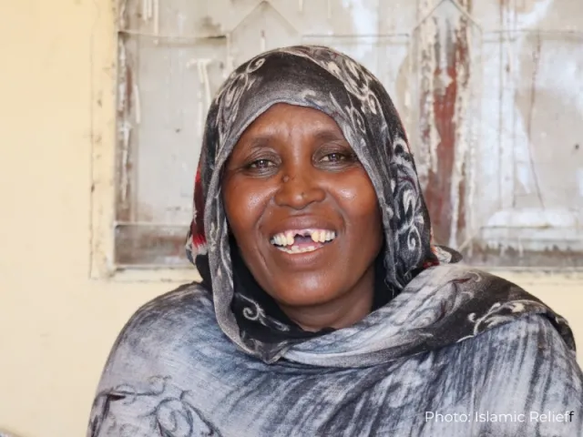 Maryam sourit à la caméra