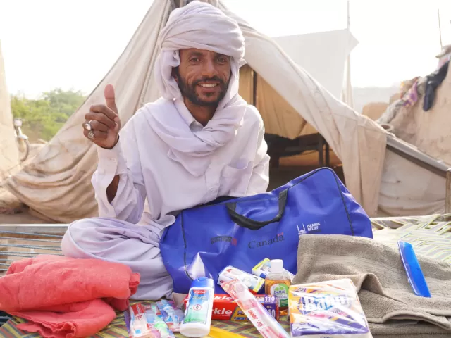 Muhammad reçoit un kit d'hygiène