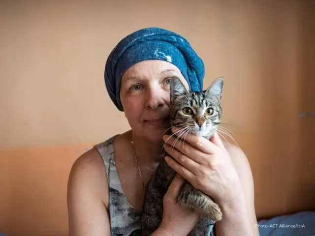 Larysa avec son chat dans le centre d'accueil pour refugiés