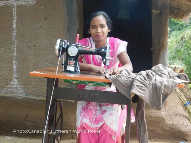Santoshi assise devant sa nouvelle machine à coudre