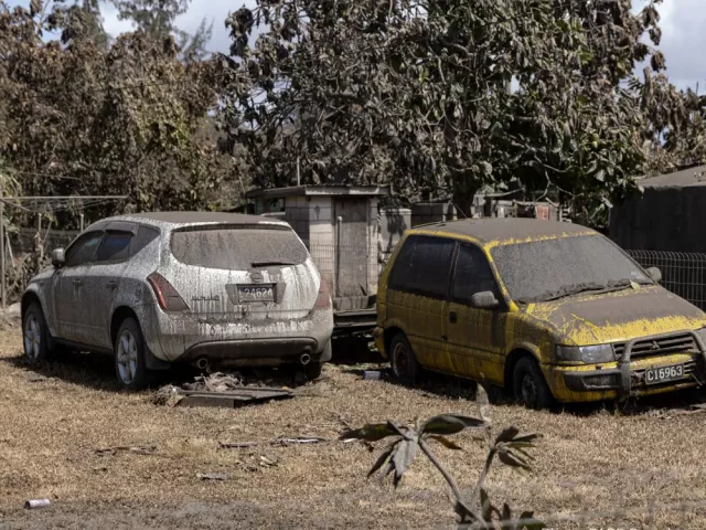 Deux voitures couvertes de cendres