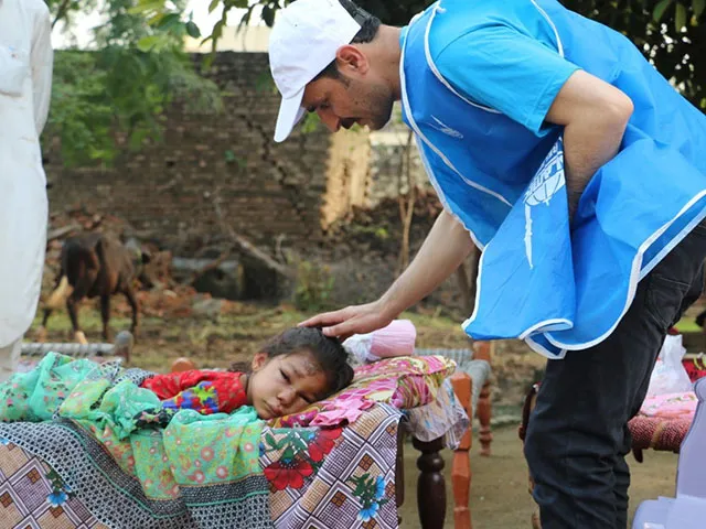 Une enfant blessée est couchée dehors