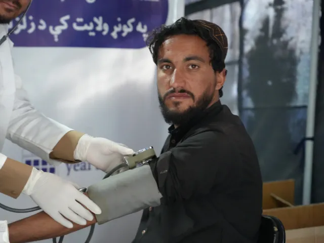 Hafizullah reçoit des soins médicaux dans une clinique mise en place par Islamic Relief Canada.