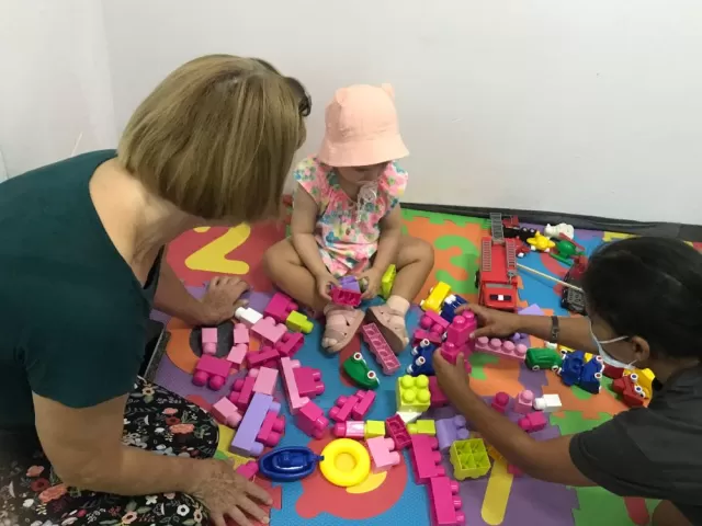 Deux femmes jouent avec une jeune enfant à Bucharest