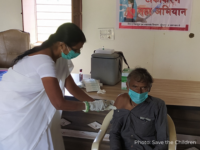 Amrit, 53 ans, se fait vacciner contre la COVID-19