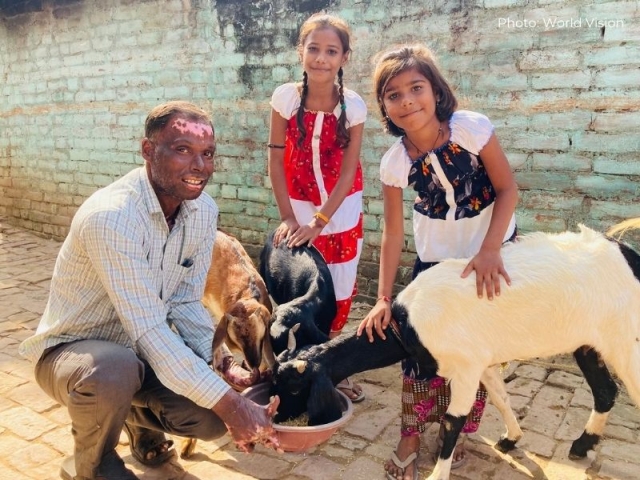Arun et ses deux filles avec leurs chèvres