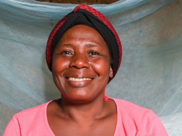 Femme souriante face camera