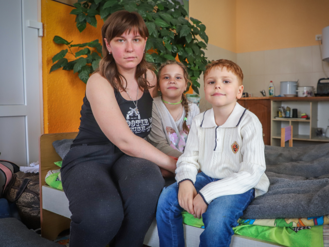 Irina avec ses enfants, Polina et Dimitro.