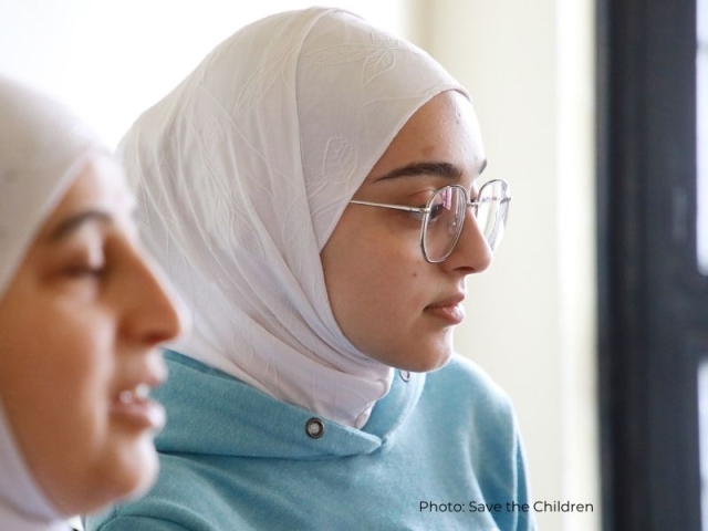 Malak et sa mère vues de côté