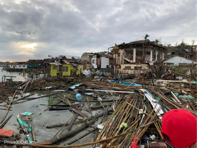 Un homme surveille les ruines du village