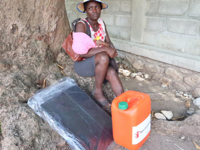 femme portant un enfant en bas âge