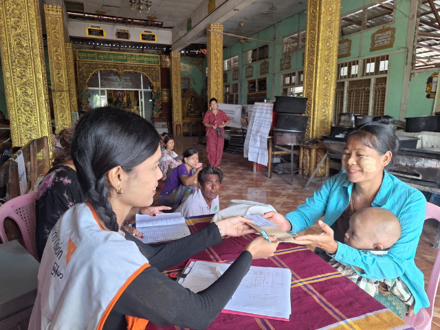 World Vision apporte une aide financière d'urgence aux familles touchées par le séisme à Mandalay, afin de les aider à subvenir à leurs besoins urgents, tels que l'alimentation, les frais médicaux et la réparation de leur logement.