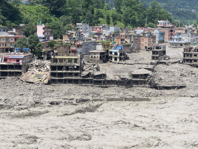 Des immeubles de plusieurs étages qui ont été détruits par les inondations au Népal