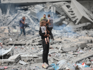 Un pere avec sa fille dans les ruines a Gaza